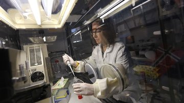 BIOCEV v médiích: Jak uplatit rakovinu. Čeští miliardáři investují do výzkumu