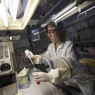 BIOCEV v médiích: Jak uplatit rakovinu. Čeští miliardáři investují do výzkumu