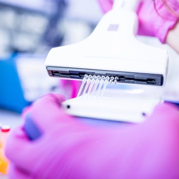 BIOCEV testuje stovky vzorků z nemocnic i domovů pro seniory