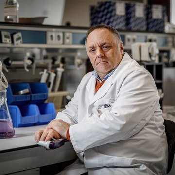 Virolog Marc Van Ranst: „Možná ještě pár let potrvá, než si znovu potřeseme rukou“