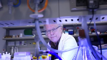 Profesor Jiří Neužil obdržel Cenu hejtmanky Středočeského kraje