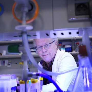 Profesor Jiří Neužil obdržel Cenu hejtmanky Středočeského kraje