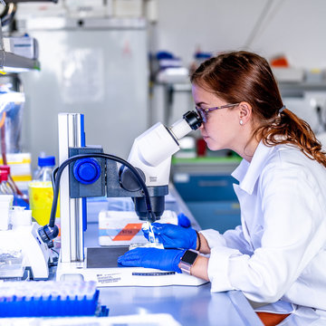 Vědci objevili vzácné protilátky, které blokují všechny varianty SARS-CoV-2