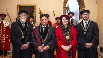 Jan Tachezy předal čestný doktorát UK belgickému virologovi Marcovi Van Ranstovi