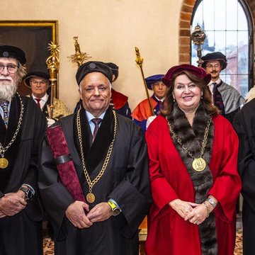 Jan Tachezy předal čestný doktorát UK belgickému virologovi Marcovi Van Ranstovi